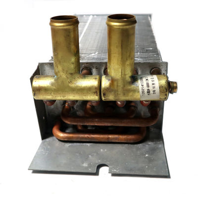 8101-04125 Tanque de agua del radiador de aluminio para el autobús Higer Aumentar el rendimiento de su HIGER